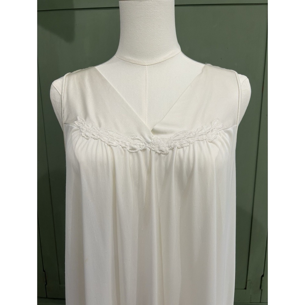 Vintage Vanity‎ Fair USA Cream Ivory Nightgown Size M Dainty Coquette Feminine